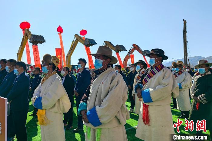 各方代表參加集中開復(fù)工儀式?！∧岈斪扛?攝