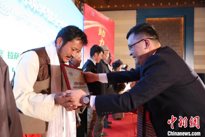 圖為拉薩市銀企對接洽談會現(xiàn)場?！「裆愔?攝