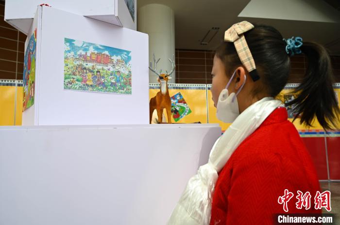 圖為學生參觀繪畫展?！≮w朗 攝