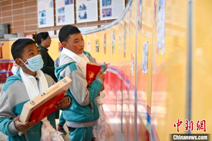 圖為學生參觀繪畫展。　趙朗 攝