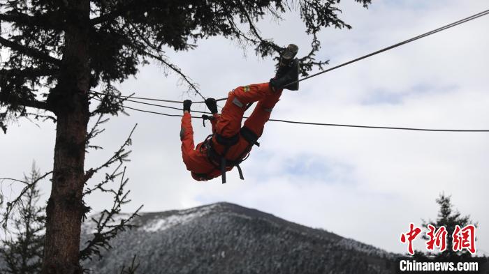正在進(jìn)行橫渡訓(xùn)練?！∥骼@拉翁 攝