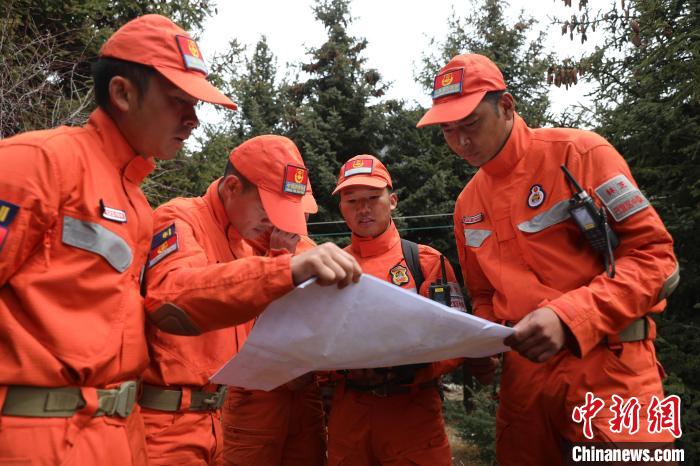 指戰(zhàn)員正在進(jìn)行地形勘察?！∥骼@拉翁 攝