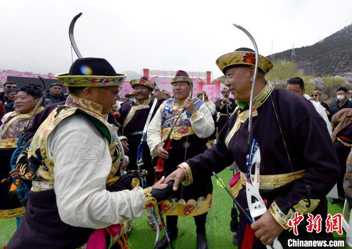 3月28日，選手射中靶心后慶祝。　李林 攝