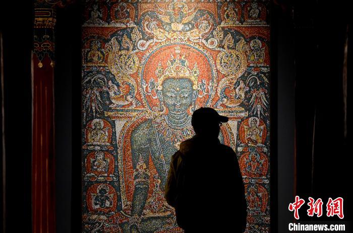 3月31日，觀眾欣賞展覽中的作品?！±盍?攝