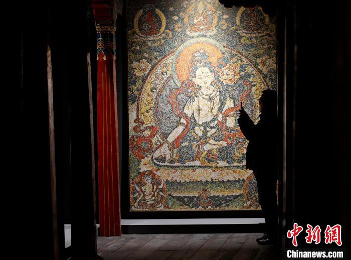 3月31日，觀眾欣賞展覽中的作品。　李林 攝