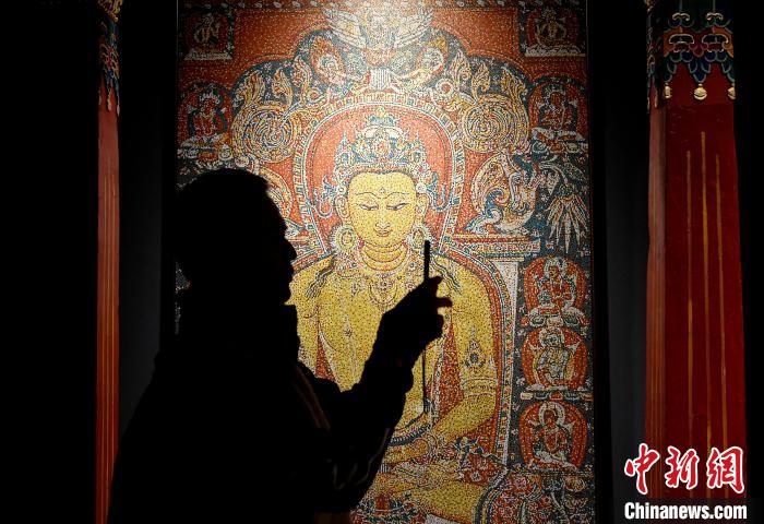 3月31日，觀眾欣賞展覽中的作品?！±盍?攝