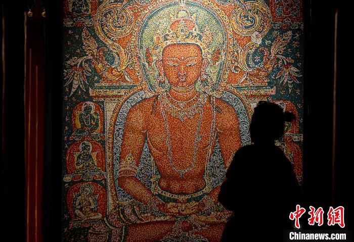 3月31日，觀眾欣賞展覽中的作品?！±盍?攝