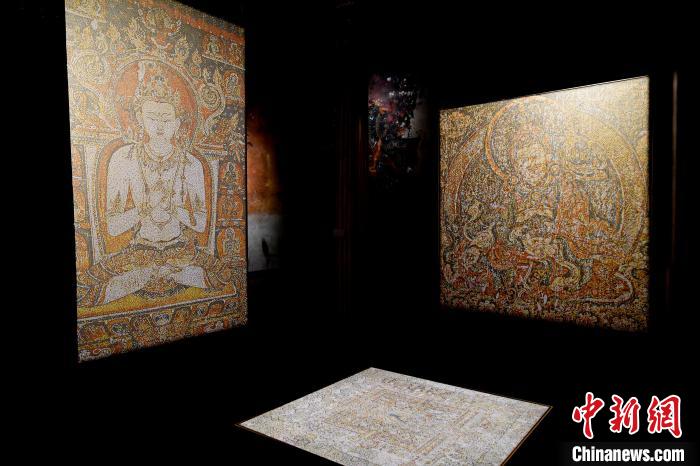 3月31日，觀眾欣賞展覽中的作品?！±盍?攝