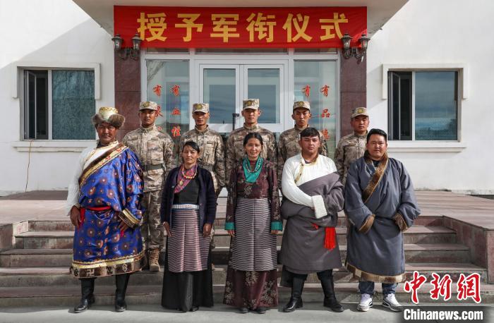 圖為列兵代表與親人合影留念?！詵| 攝