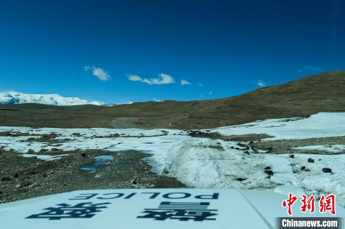 4月5日，普瑪江塘邊境派出所巡邏車通過冰河路段。　江飛波 攝