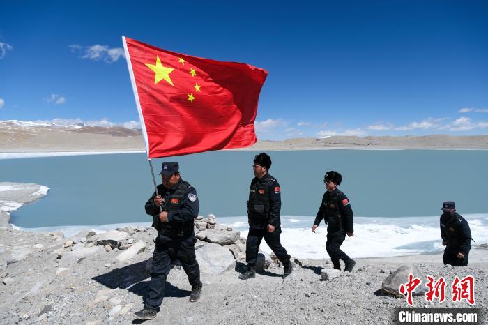 4月5日，普瑪江塘邊境派出所民輔警進(jìn)行邊境巡邏?！〗w波 攝