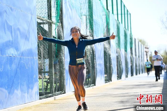 圖為5公里歡樂(lè)跑現(xiàn)場(chǎng)?！∝暩聛?lái)松 攝