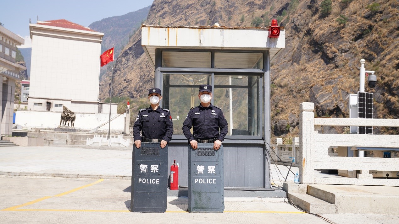 吉隆口岸移民管理警察正在執(zhí)勤。人民網(wǎng)記者 唐宋攝