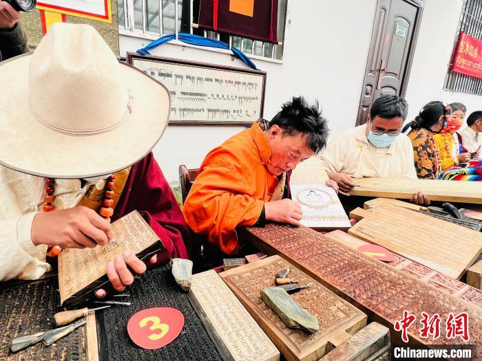 圖為2022年，聶榮縣當(dāng)木江鄉(xiāng)“鄉(xiāng)村振興那曲奮進(jìn)”活動(dòng)雕刻比賽現(xiàn)場(chǎng)。資料圖 那曲市“鄉(xiāng)村振興 那曲奮進(jìn)”活動(dòng)辦供圖