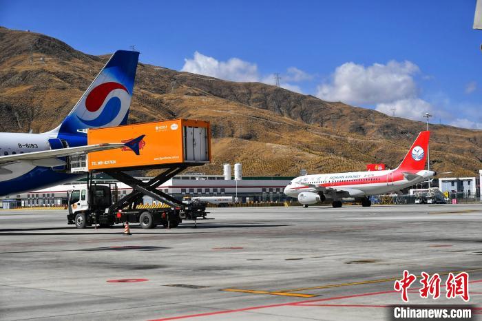 圖為藍天下的高原機場?！≈芎?攝