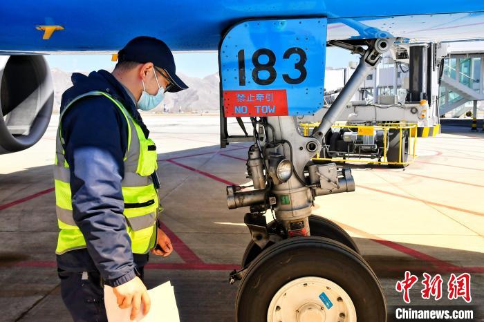 圖為機場工作人員進行相關檢查。　周航 攝