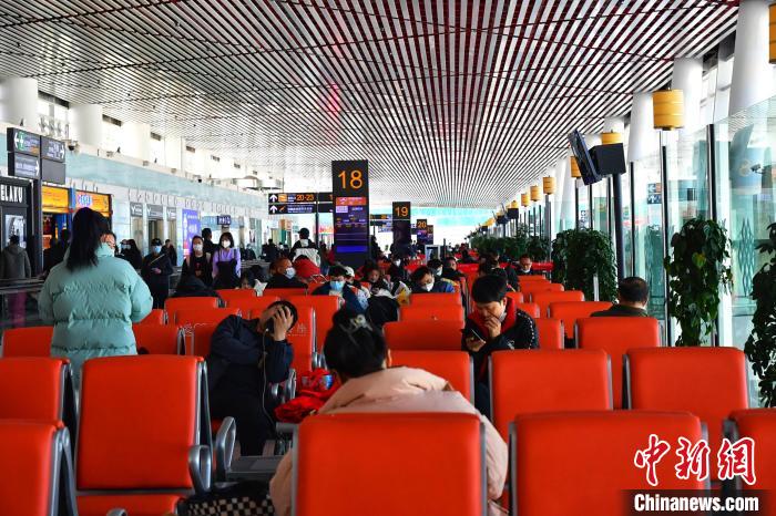 圖為旅客在機場候機室等待登機?！≈芎?攝