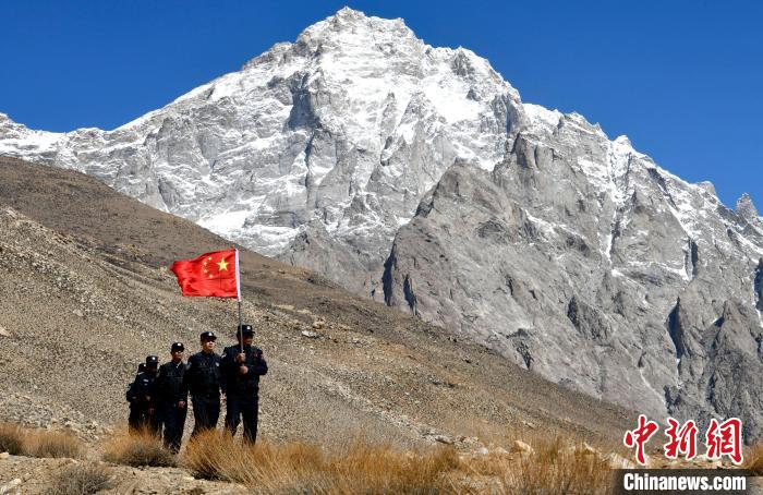 底雅邊境派出所民警夏永軍(右一)在巡邏中?！±盍?攝