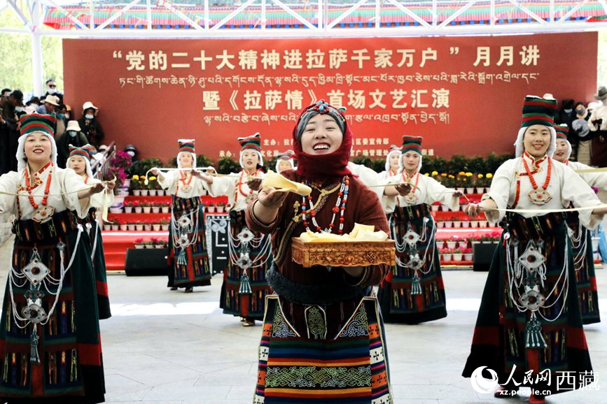 女子群舞《拉拉脫貧之路》。人民網(wǎng) 次仁羅布攝