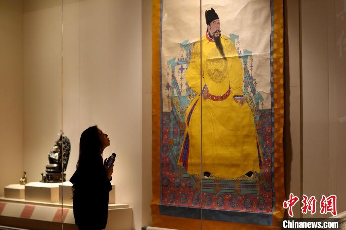 展廳現(xiàn)場(chǎng)的永樂帝畫像唐卡(布達(dá)拉宮藏) 盛佳鵬 攝