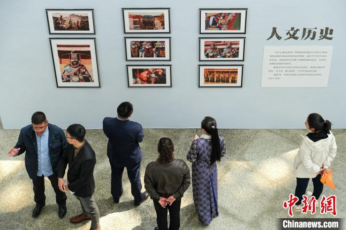 圖為觀眾觀看展覽。