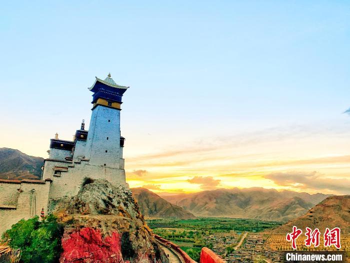 圖為西藏第一座宮殿——山南雍布拉康?！埼?攝