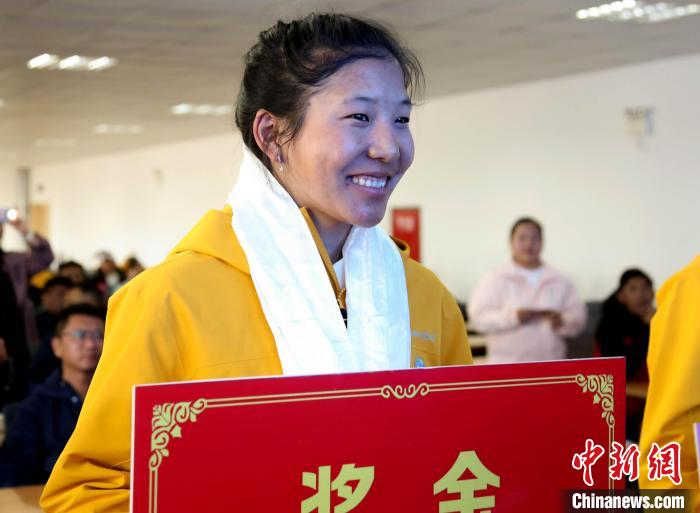 玉珍拉姆上臺領(lǐng)獎(jiǎng)?！∝暣_ 攝