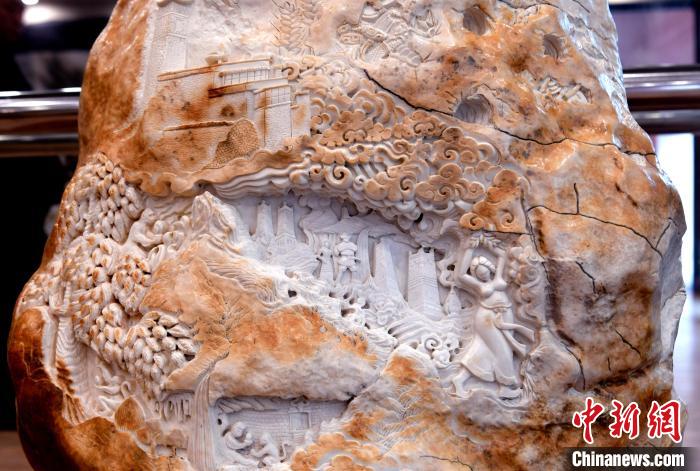 圖為5月16日，展覽中的漢白玉雕作品《猴子變?nèi)恕??！±盍?攝