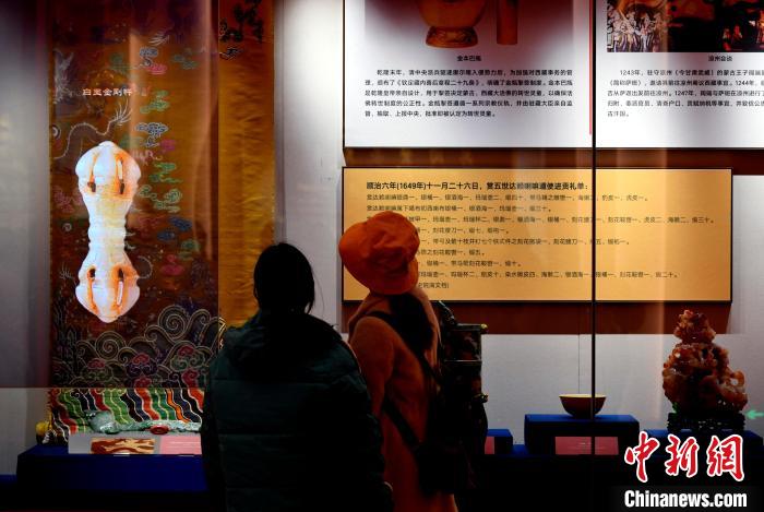 圖為5月18日，觀眾正在欣賞展覽?！±盍?攝