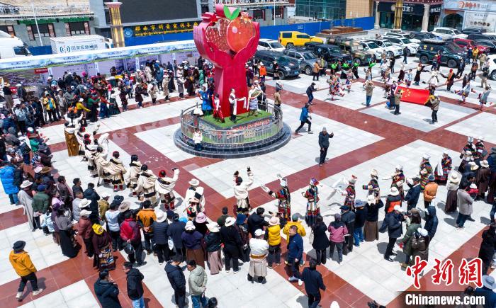 圖為“極地那曲 天際之旅”2023西藏那曲“中國旅游日”音樂美食嘉年華活動現(xiàn)場?！∧乔形幕吐糜尉止﹫D