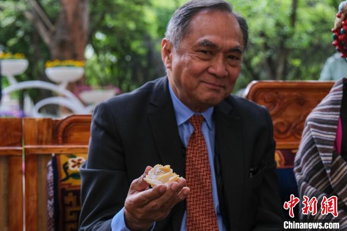 菲律賓駐華大使吉米·阿德里亞諾·弗洛克魯茲品嘗卡塞?！〗w波 攝