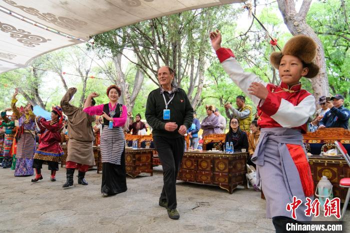 英國籍嘉賓柯馬凱(Michael Crook)加入鍋莊舞隊(duì)伍?！〗w波 攝