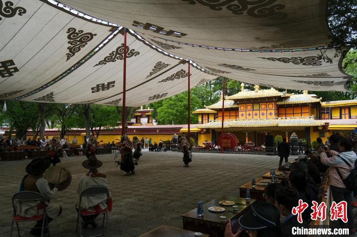 圖為當(dāng)日拉薩羅布林卡?！〗w波 攝