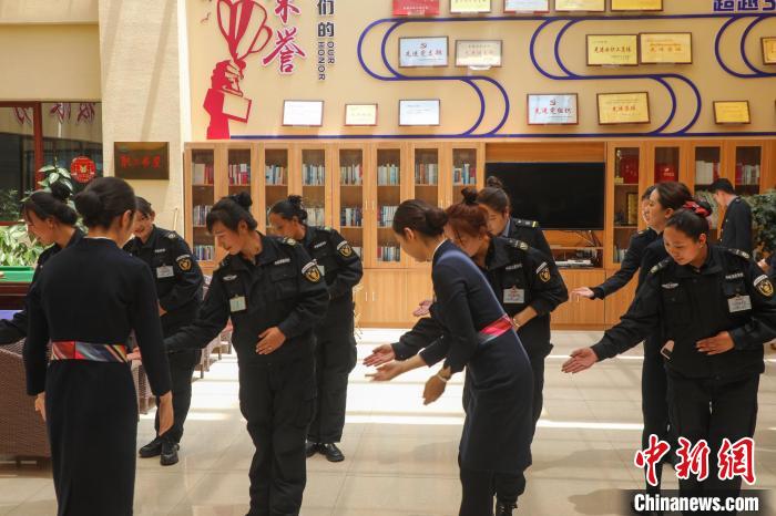 日喀則火車站客運人員學(xué)習(xí)服務(wù)禮儀?！《飞降?攝