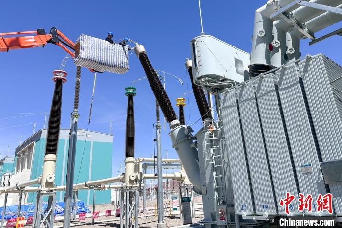 國網(wǎng)西藏電力組織檢修人員對設(shè)備進行全面體檢?！W(wǎng)西藏電力有限公司 供圖