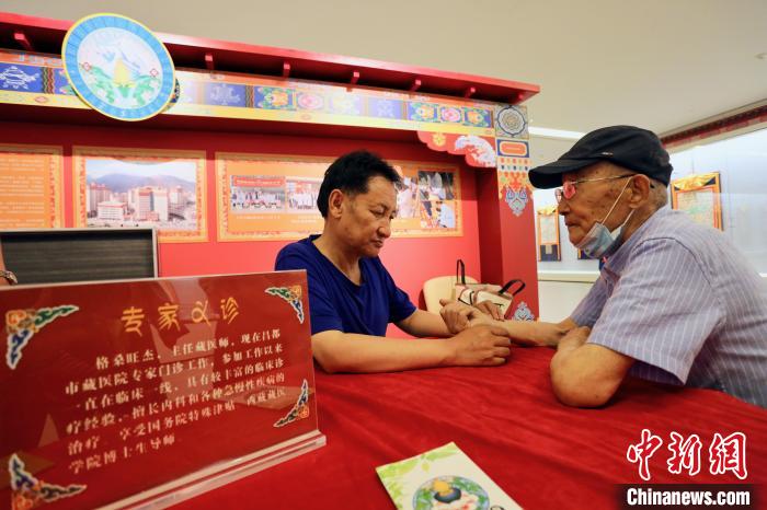 “藏韻瑰寶”藏醫(yī)四部醫(yī)典唐卡珍品展在天津美術(shù)館展出，展覽現(xiàn)場藏醫(yī)專家義診受歡迎?！⒖∩n 攝