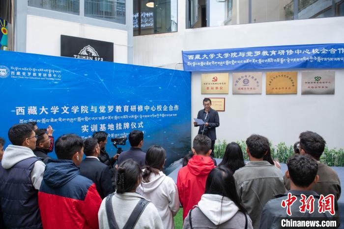 圖為企業(yè)代表發(fā)言?！∝暩聛硭?攝