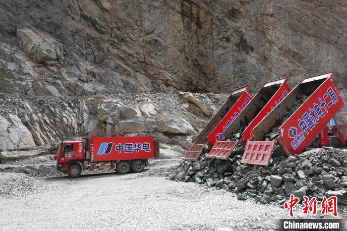 拉哇水電站正式啟動(dòng)大壩填筑?！∪A電金上公司 供圖