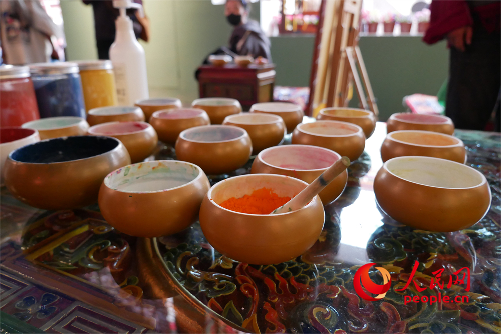 繪制唐卡所用的顏料。人民網(wǎng) 韋衍行攝