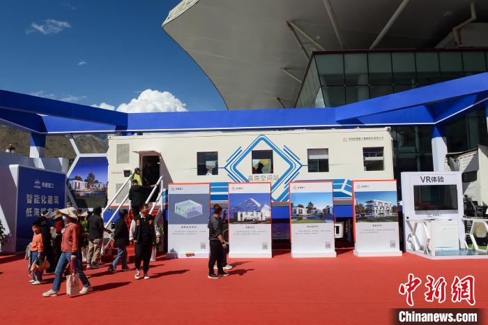 展覽現(xiàn)場，觀眾體驗裝配式增壓增氧建筑?！~ 攝