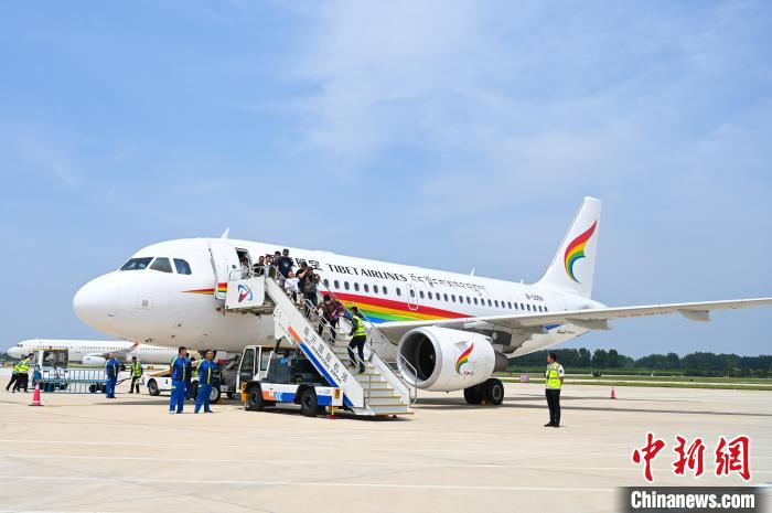 圖為旅客抵達機場?！≮w朗 攝