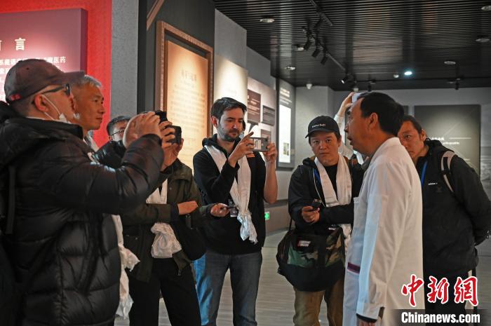 圖為中外媒體采訪西藏自治區(qū)藏醫(yī)院相關(guān)負(fù)責(zé)人?！≮w朗 攝