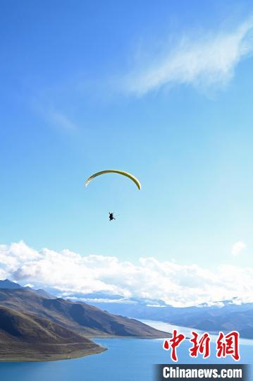 圖為在羊卓雍錯，游客體驗高空滑翔?！≮w朗 攝