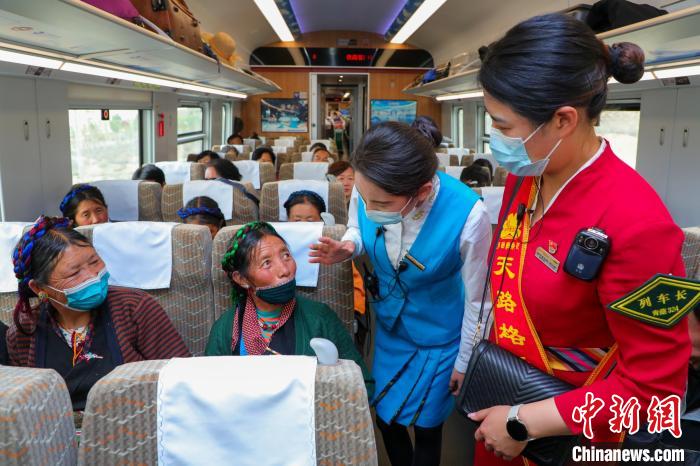 農(nóng)牧民乘坐高原復(fù)興號動車組出行?！≈軔傁?攝
