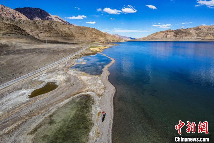 班公湖又稱措木昂拉仁波，藏語意為“長脖子天鵝”?！↓埿▲P 攝