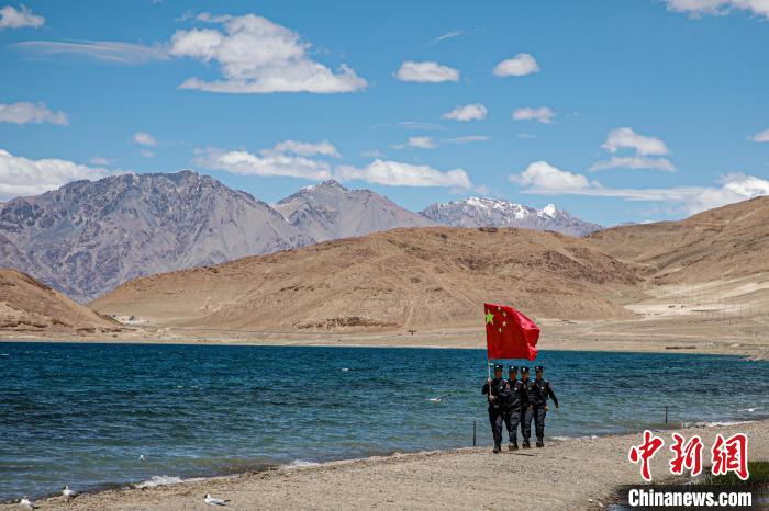 班公湖邊境派出所民警巡邏在班公湖畔。　龍小鳳 攝