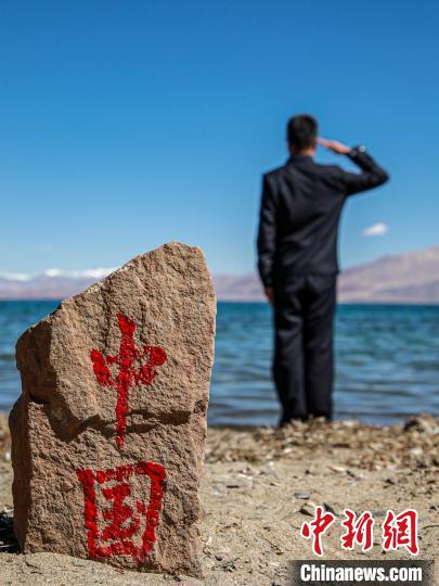 班公湖畔的“中國”標(biāo)記?！↓埿▲P 攝