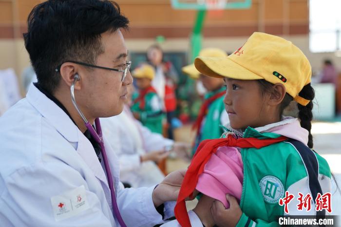 6月27日，西藏康馬縣南尼鄉(xiāng)中心小學(xué)的孩子參加先心病篩查?！√K丹 攝