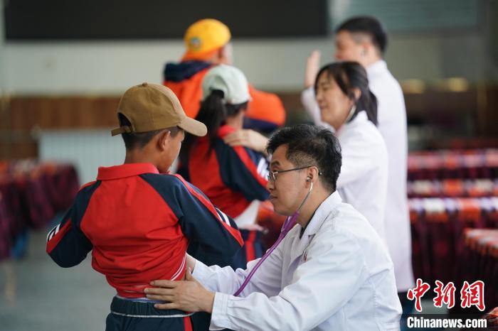6月26日，西藏日喀則特校的孩子參加先心病篩查?！√K丹 攝