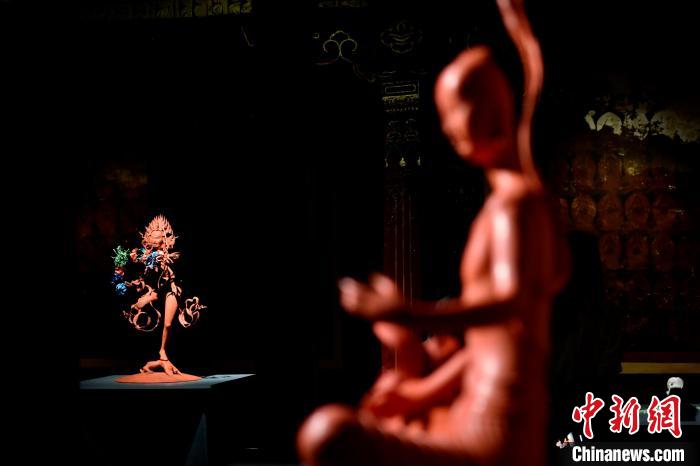 圖為展覽中圍繞西藏歷史與傳統(tǒng)創(chuàng)作的雕塑作品?！±盍?攝